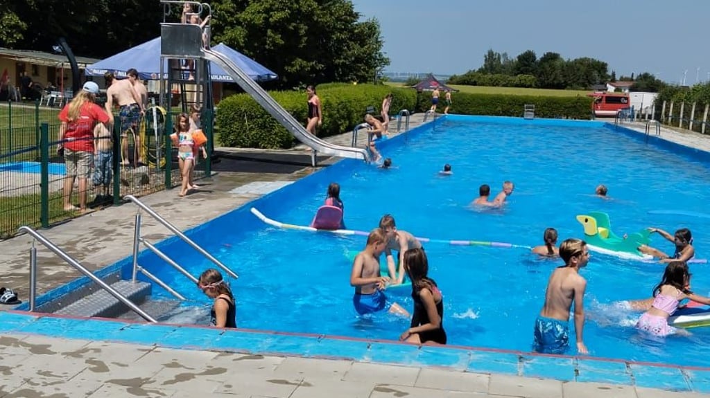 In wenigen Tagen lädt das Freibad Rohrsheim wieder zum Badevergnügen ein - wie hier im vergangenen Sommer.