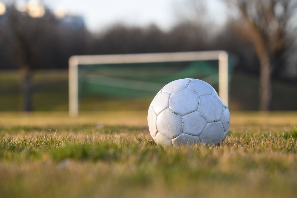 Ein Jugend-Trainer soll jugendliche Fußballer unter der Dusche heimlich gefilmt haben.