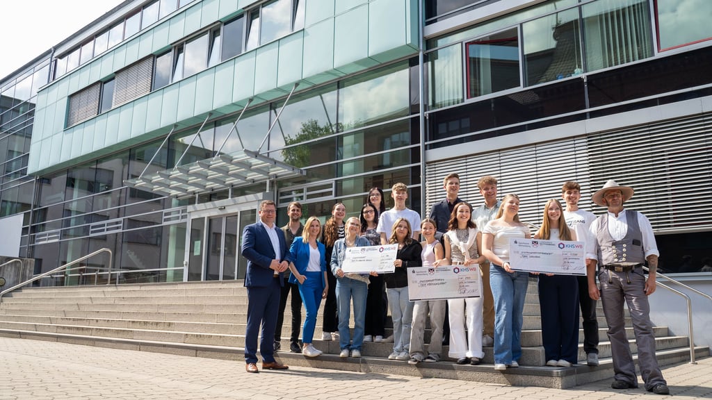 Die Siegerteams: Links das zweitplatzierte Team der Ganztagsschule, in der Mitte der Kreisschülerrat auf Platz drei und rechts das Gewinnerteam.