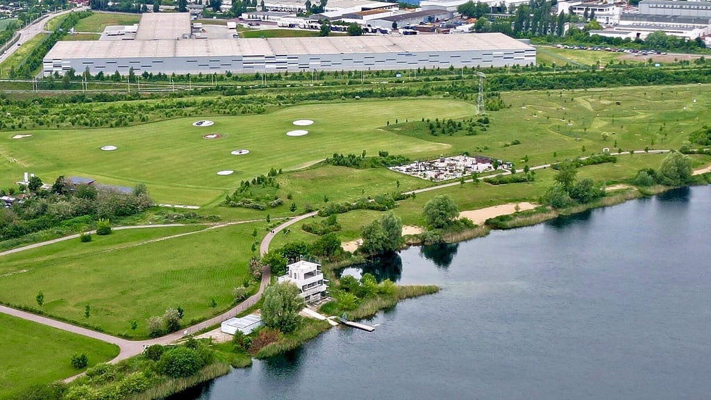 Gut zu sehen: Im Vordergrund der Hufeisensee mit dem Golfplatz. Und direkt im Hintergrund stehen die Hallen von Finsterwalder.