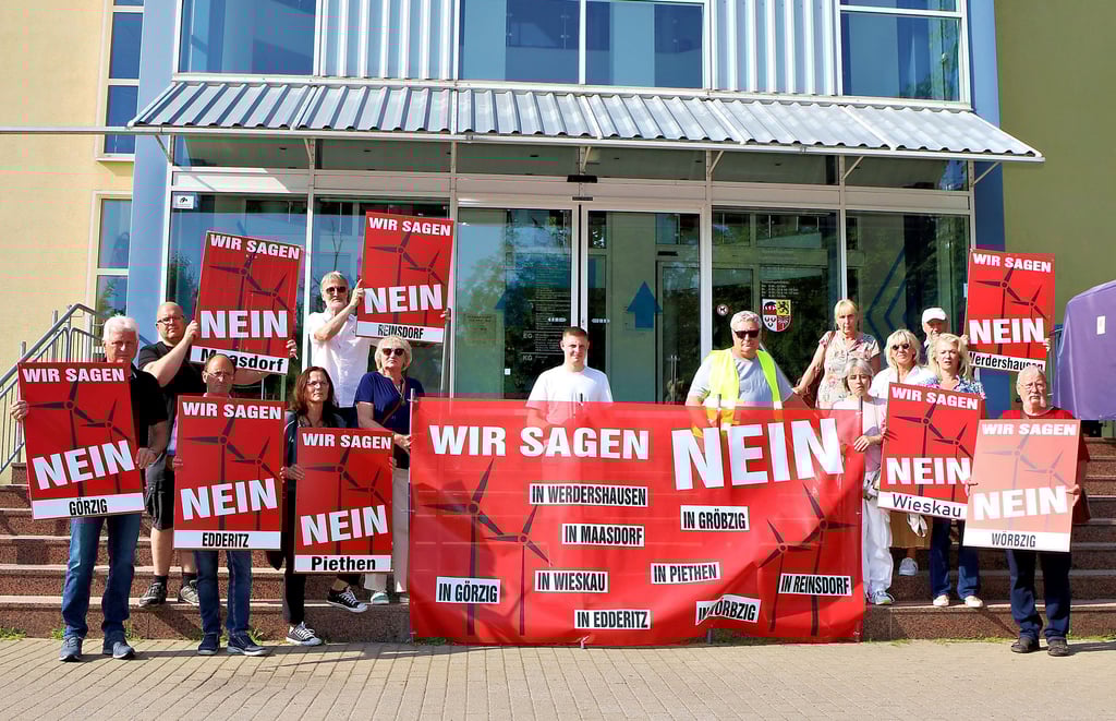 Bürgermeister von Ortsteilen der Stadt Südliches Anhalt demonstrieren vor Beginn der Ausschusssitzung gegen den Bau weiterer Windkraftanlagen.