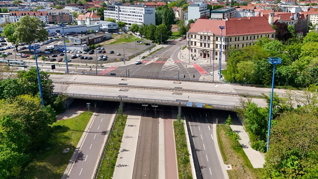 Die Abrissarbeiten der gesperrten Ringbrücke am Damaschkeplatz in Magdeburg beginnen am Dienstag, 10. Juni. Ende Juni soll der Abbruch beendet sein und nahtlos in den Bau der Behelfsbrücke übergehen.