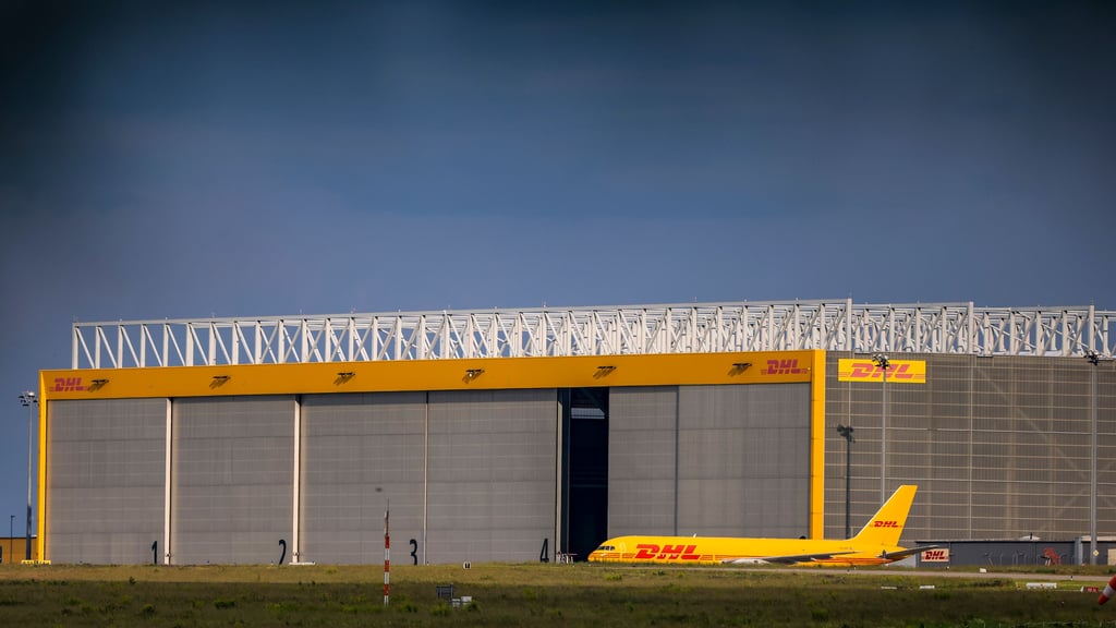 Ein Frachtflugzeug von DHL steht auf dem Vorfeld am DHL-Hub am Flughafen Leipzig-Halle.