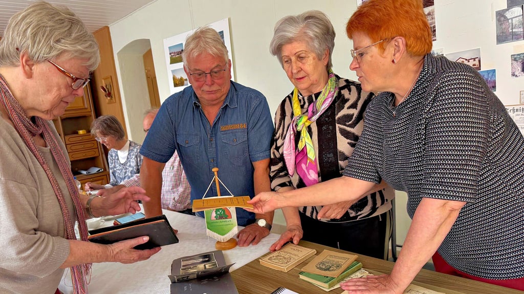 Anneliese Merfels (r.) übergibt Mitgliedern des Jeßnitzer Heimatvereins Foto- und Textmaterial aus dem Nachlass ihres Urgroßvaters.