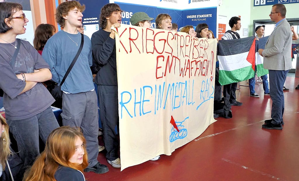 Mitglieder der Gruppe @palestinesolimerseburg blockierten den Stand von Rheinmetall auf der Karrieremesse der Hochschule Merseburg. Prorektor Heinz-Jürgen Voß (rechts) bietet Gespräche an.