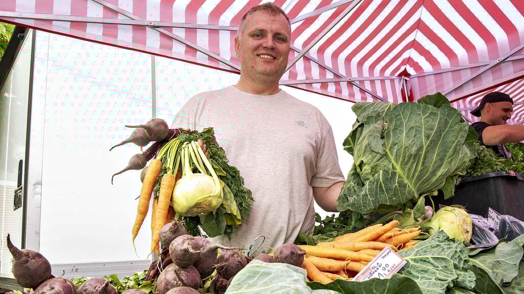 Obst- und Gemüse-Händler Damian Zaleszczak verkauft auf dem Ziebigker Wochenmarkt in der Elballee und auf dem Dessauer Marktplatz Spezialitäten aus Polen.