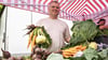 Obst- und Gemüse-Händler Damian Zaleszczak verkauft auf dem Ziebigker Wochenmarkt in der Elballee und auf dem Dessauer Marktplatz Spezialitäten aus Polen.