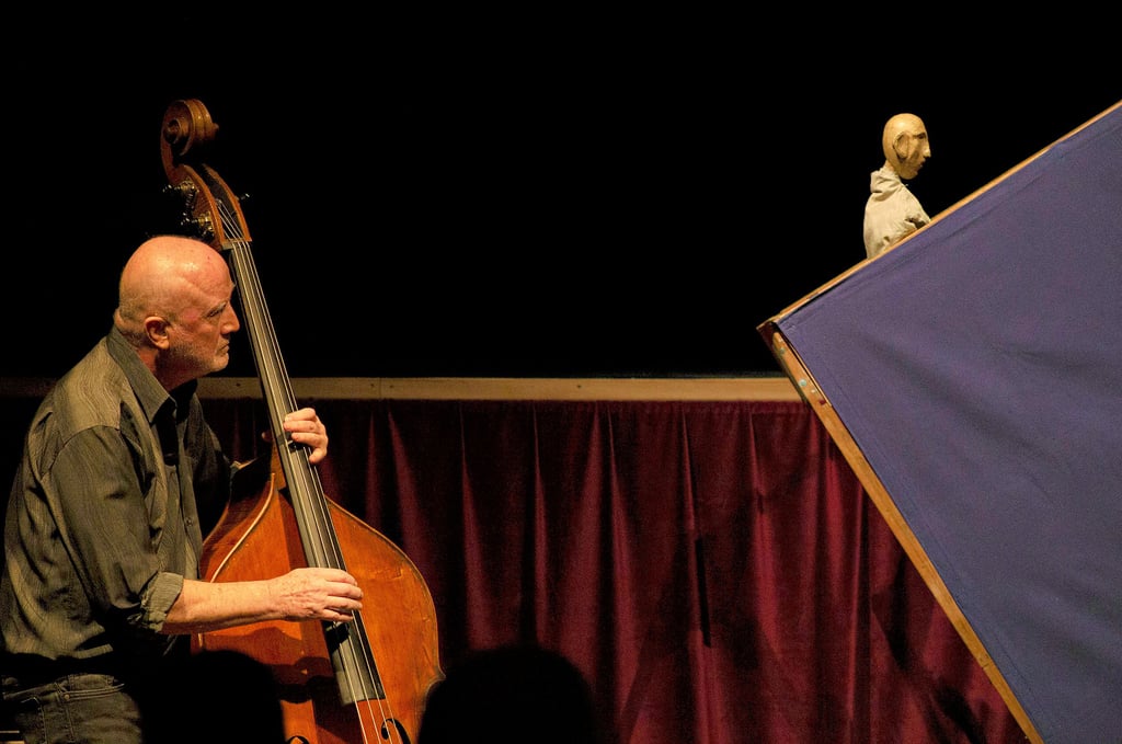 Jean-Luc Ponthieux und hinter der Bühne Puppenspieler Brice Coupey eröffneten das Festival im Puppentheater.