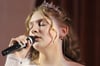 Als Prinzessin Elena, die gerade ihre ehrgeizigen Eltern verlassen hat, singt Emma über das Gefühl, nirgends hinzugehören. 