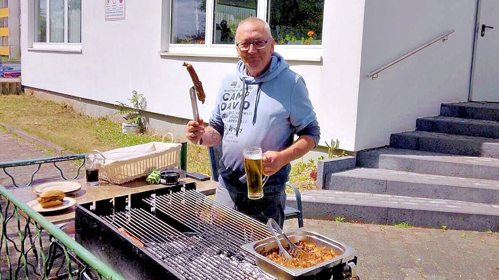 Andreas Schimmelpfennig hinter dem Grill.