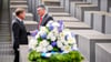 Außenminister Johann Wadephul legt am Holocaust-Mahnmal in Berlin gemeinsam mit seinem israelischen Amtskollegen Gideon Saar einen Kranz nieder.