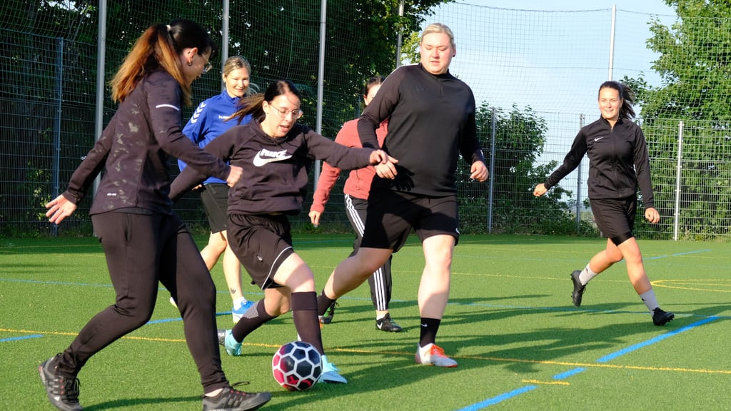 Unter dem Dach des VfB '67 Blankenburg haben sich fußballbegeisterte Frauen zum gemeinsamen Kicken zusammengefunden. Trainiert wird montags auf dem Kunstrasenplatz im Blankenburger Sportforum.