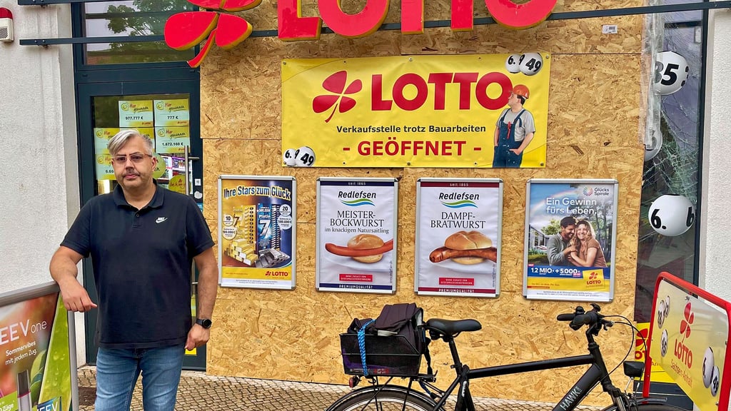 „Geöffnet“: Seit Donnerstag steht Torsten Pillat wieder im Laden, manchmal mit einem mulmigen Gefühl, wenn er nach draußen geht.