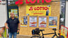 „Geöffnet“: Seit Donnerstag steht Torsten Pillat wieder im Laden, manchmal mit einem mulmigen Gefühl, wenn er nach draußen geht. 