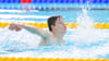 Johann aus Oldenburg gewinnt die Silbermedaille im Schwimmen bei den Special Olympics Landesspielen Niedersachsen.