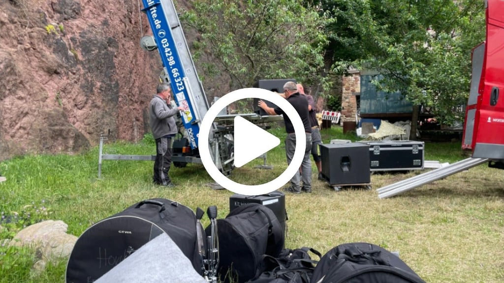 Boxen, Beleuchtung, Bühne: Alles, was für das Trotzburgfest auf dem Giebichenstein gebraucht wird, muss per Lift nach oben befördert werden.
