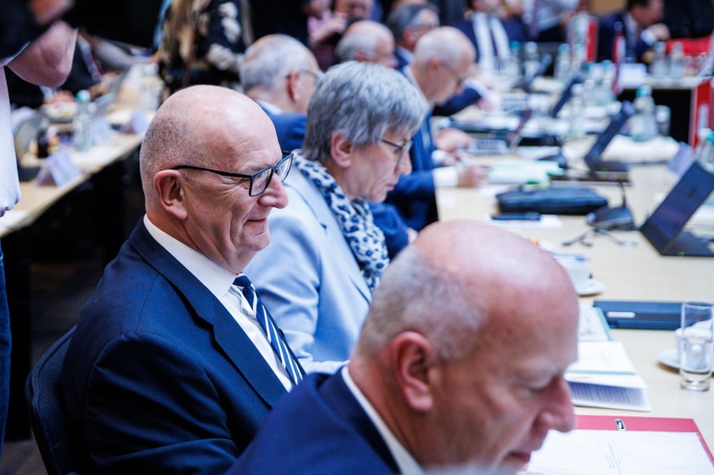 Brandenburgs Ministerpräsident Dietmar Woidke (SPD) ruft den Bund zu weniger Bürokratie für Infrastrukturprojekte auf.