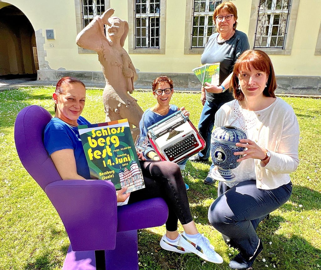Antje Knaak (von links), Kristin Mothes, Christina Lewek und Christiane Heinevetter stellten das Programm des 24. Bernburger Schlossbergfestes vor und präsentieren einige der Gegenstände, die versteigert werden sollen.