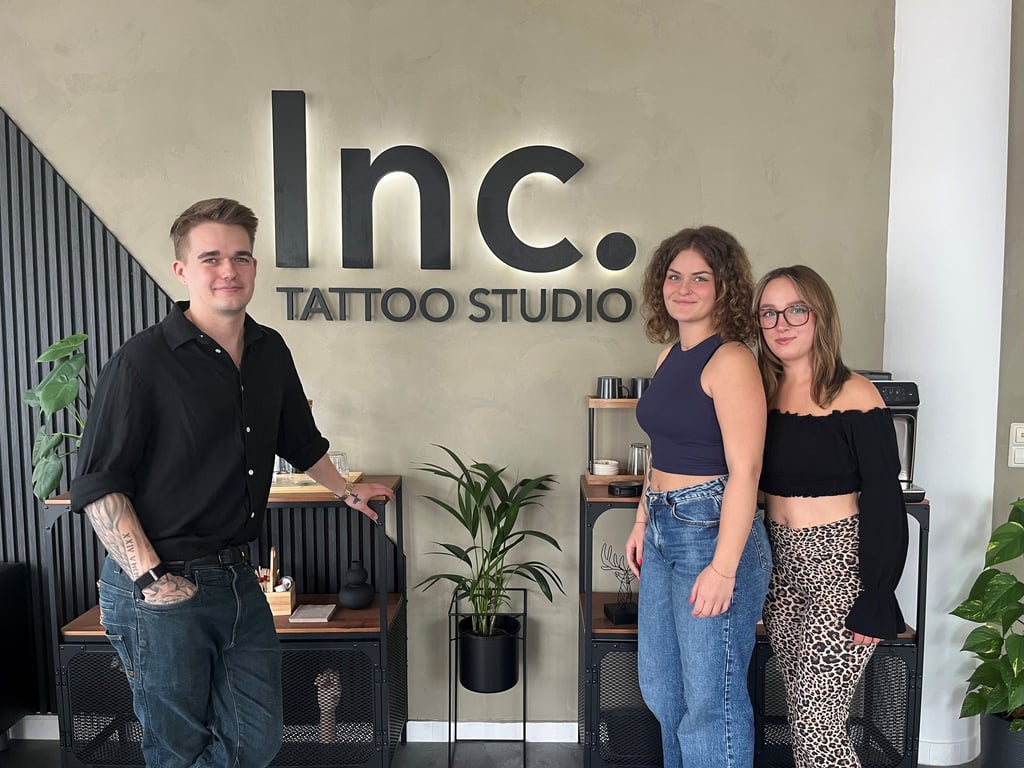 Julian Sell, Romy Svehla (links) und Sophie Kliege haben ein Tattoo-Studio in Magdeburg eröffnet.