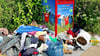 Ein mit Altkleidern zugemüllter Containerplatz an der Stauffenbergstraße in Bernburg. 