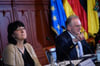 In der Staatskanzlei will Ministerpräsident Haseloff Bildungsministerin Feußner (von rechts, beide CDU) und den  kritischen Abgeordneten Borchert empfangen. 