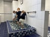 Die Kinder der Kita Storchennest in Magdeburg "kneippen" eine Minute lang  durchs kühle Nass. 
