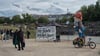 Rund 70 Menschen versammelten sich nach Polizei-Angaben.