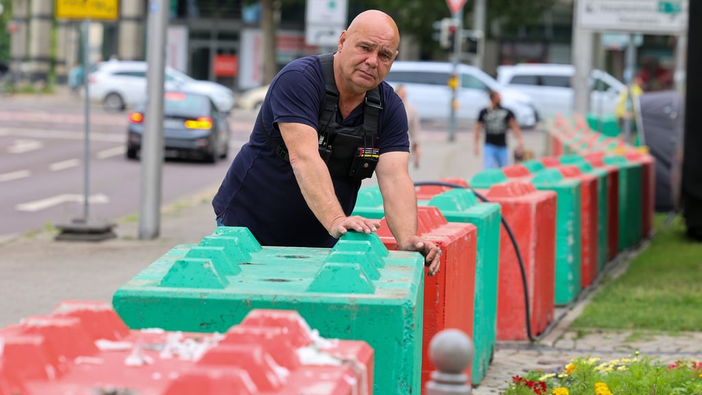 Veranstaltungsleiter Jörg Schubert kontrolliert die Abstände der Betonklötze rund um den Alten Markt in Magdeburg. Am Freitag, 6. Juni, beginnt das viertägige Stadtfest.
