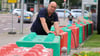 Veranstaltungsleiter Jörg Schubert kontrolliert die Abstände der Betonklötze rund um den Alten Markt in Magdeburg. Am Freitag, 6. Juni, beginnt das viertägige Stadtfest.