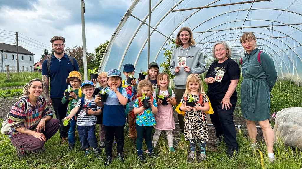 Gemeinsam mit Gärtnerin Danielle Nitzsche (3. v. r.) haben die Kinder des Wittenberger Waldkindergartens kleine Salatsetzlinge eingetopft.