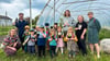 Gemeinsam mit Gärtnerin Danielle Nitzsche (3. v. r.)  haben die Kinder des Wittenberger Waldkindergartens kleine Salatsetzlinge eingetopft. 