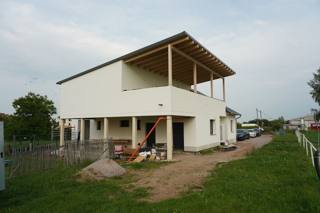 Kaum wiederzuerkennen: Das Sportlerheim von Eintracht Lossa, welches ein zusätzliches Geschoss mitsamt Aussichts-/Zuschauerterrasse erhalten hat.