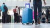 Passen die Maße? Zu großes Handgepäck kann für Passagiere teuer werden.