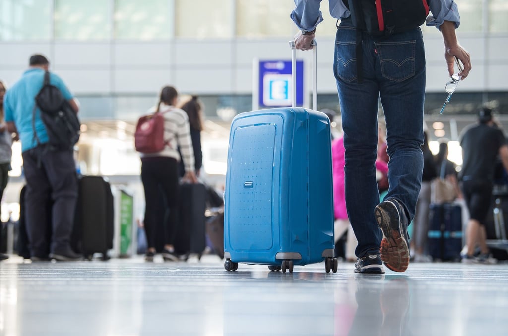 Passen die Maße? Zu großes Handgepäck kann für Passagiere teuer werden.