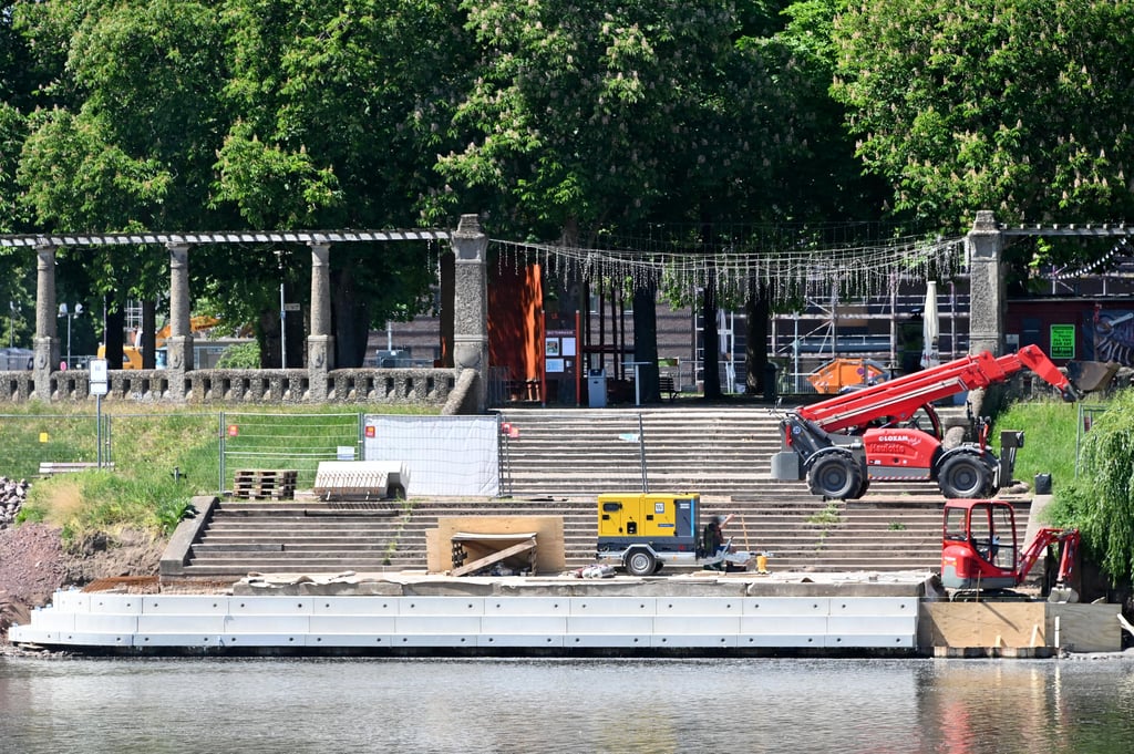 Seit 2018 ist die Seetreppe am Adolf-Mittag-See im Rotehornpark Magdeburg gesperrt. Ein Ende der Sanierungsarbeiten ist jetzt in Sicht.