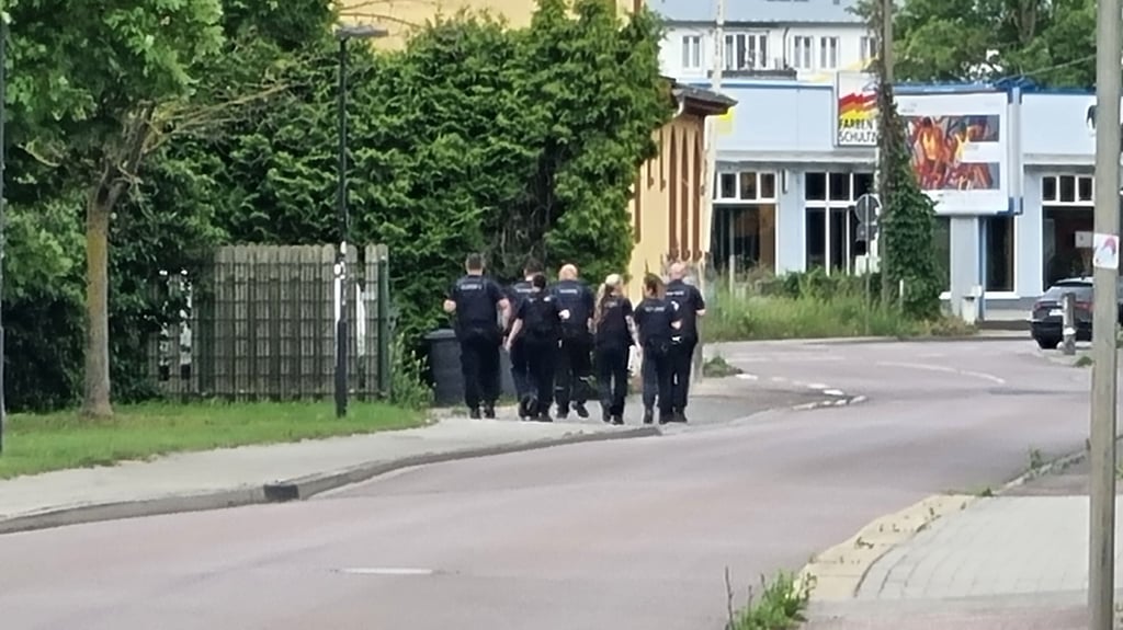Das Ordnungsamt Halle auf den Weg zur Kontrolle in den sogenannten Trucker-Puff Halle-Trotha in der Brachwitzer Straße.