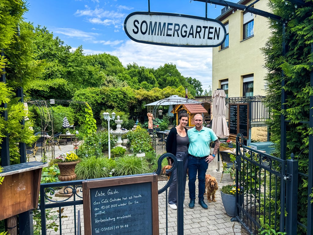 In Bad Schmiedeberg hat das Café „Orchidee“ wieder geöffnet. Ehepaar Nier wagt in der Kurstadt einen Neuanfang.