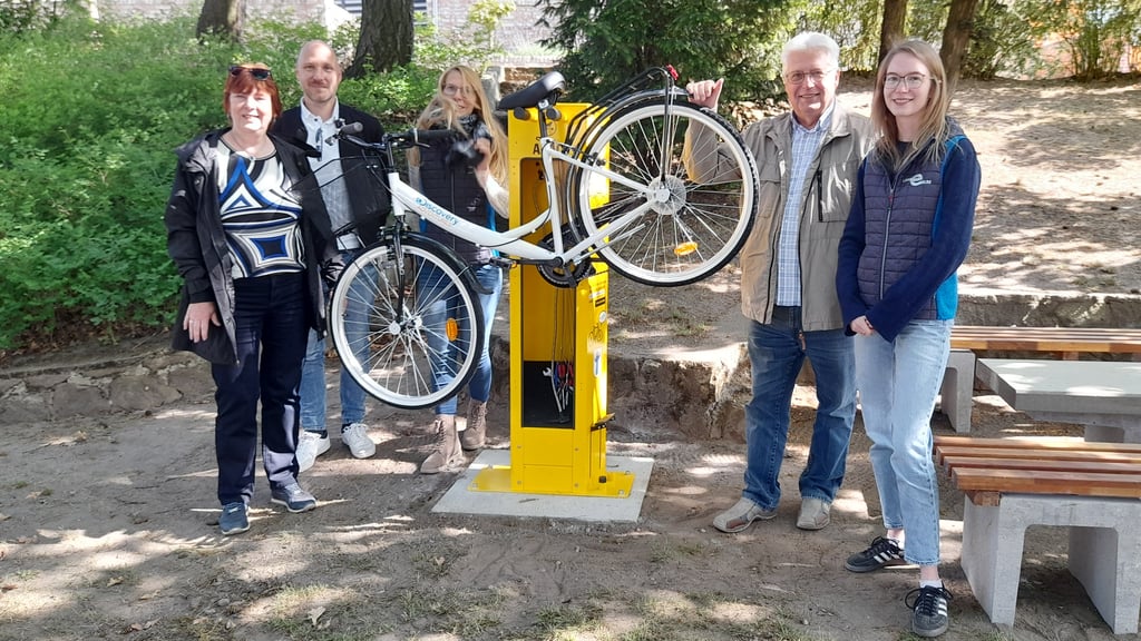 Bei der offiziellen Eröffnung dabei waren neben Irene Mihlan vom ADAC (l.) auch Vertreterinnen des Magdeburger Tourismusverbandes Elbe-Börde.Heide, Koordinierungsstelle Elberadweg Mitte.
