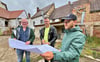 Matthias Kunhart (von links), Fachplaner für Heizung und Sanitär, und Architekt Dieter Kienast erörtern mit Immobilienverwalter Christian Bilek auf dem Hof des Einzeldenkmals an der Ecke Käthe-Kollwitz-Straße/Schloßstraße die Restaurierungspläne.