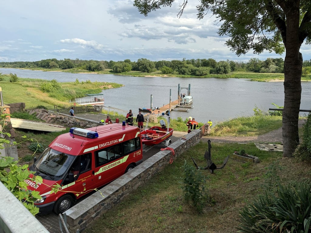 Ein Suchboot wird an den Elbterrassen in Brambah zu Wasser gelassen.