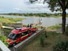 Ein Suchboot wird an den Elbterrassen in Brambah zu Wasser gelassen.
