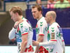 Gisli Kristjansson hält sich seine linke Schulter und muss beim Spiel in Lemgo vorzeitig raus. Aber nicht nur seine SCM-Teamkollegen Felix Claar und Daniel Pettersson (r.) hoffen auf ein schnelles Comeback. 