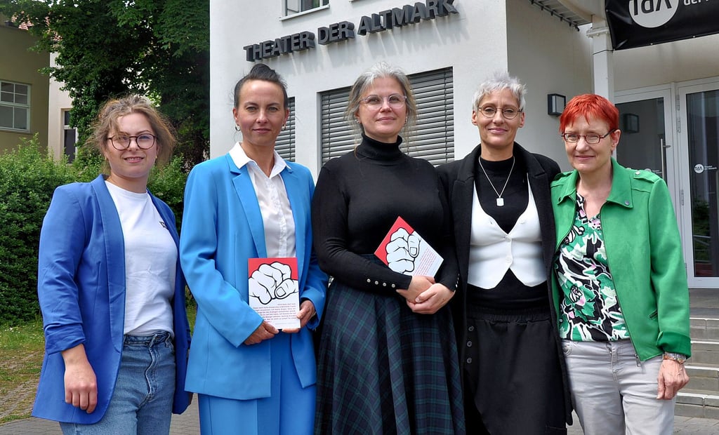 Sie haben gemeinsam den Infotag im Theater der Altmark in Stendal organisiert (von links): Annabell Seifert (DRK-Beratungsstelle), Rechtsmedizinerin Carolin Richter (Uni-Klinik Halle), Unfallchirurgin Silke Naumann (Johanniter-Krankenhaus Stendal), Intendantin Dorotty Szalma und Dramaturgin Sylvia Martin (TdA).