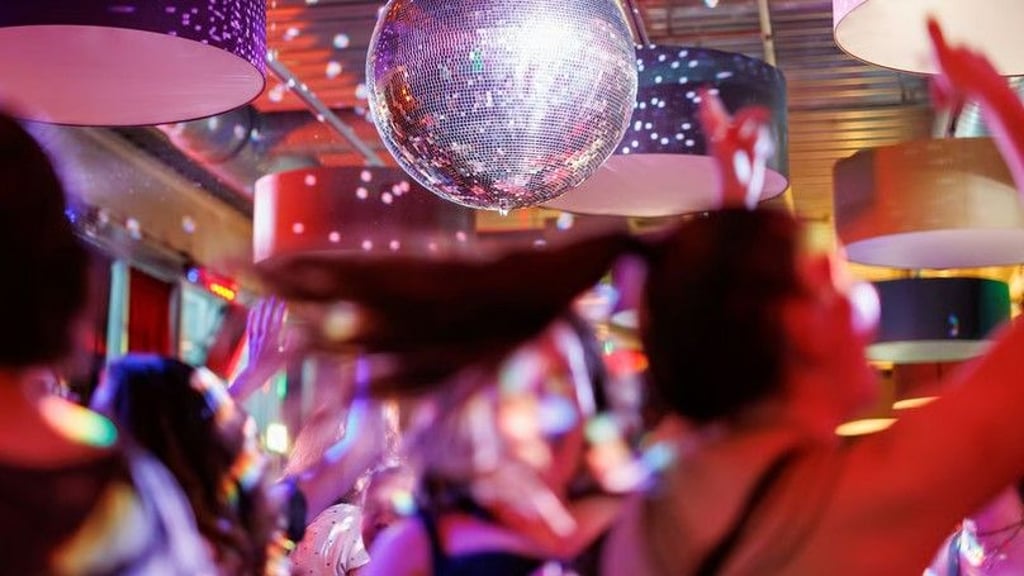 Auch in Dessau werden Mama demnächst - wir hier im Gate Club im Nürnberger Flughafen - feiern. Die Nacht durchtanzen - schwierig, wenn man Kinder hat. Denn Eltern sind auch so oft übernächtigt. Futter gibt es deshalb Partys, die vor Mitternacht enden. Deswegen ist die Reihe so erfolgreich.