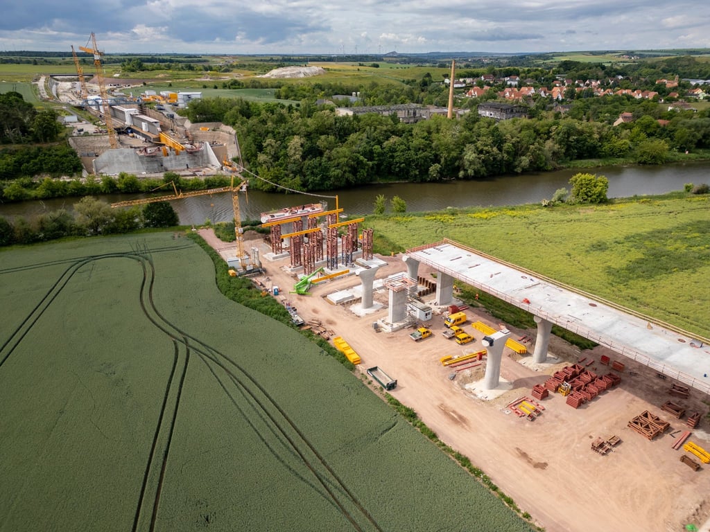 Entlang der A143 laufen derzeit anspruchsvolle Bauarbeiten.