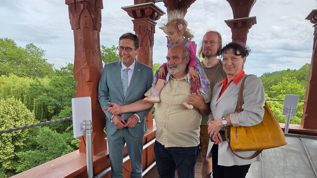 Auch Halles OB Alexander Vogt war bei der Einweihung des WLANs auf der Peißnitzinsel dabei.