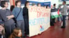 Mitglieder der Gruppe @palestinesolimerseburg blockieren den Stand von Rheinmetall auf der Karrieremesse der Hochschule Merseburg. Prorektor Heinz-Jürgen Voß unterbreitet immer wieder Gesprächsangebote..  