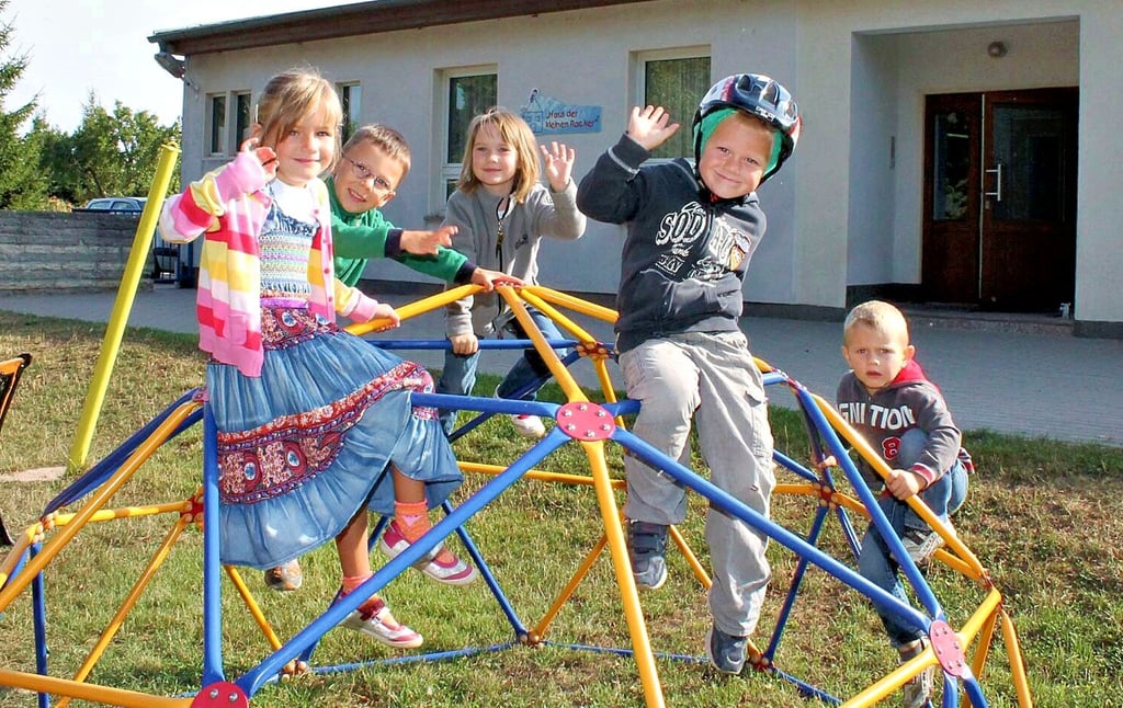 Kinder vor der Kita „Haus der kleinen Racker“ in Bellingen .
