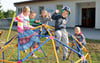 Kinder vor der Kita „Haus der kleinen Racker“ in Bellingen .