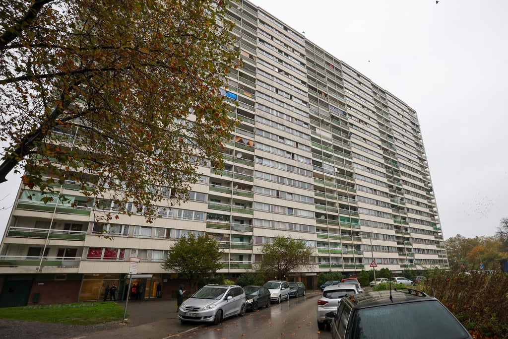 Meldekontrolle durch verschiedene Behörden am Problem-Hochhaus „Weißer Riese“ im Stadtteil Homberg,